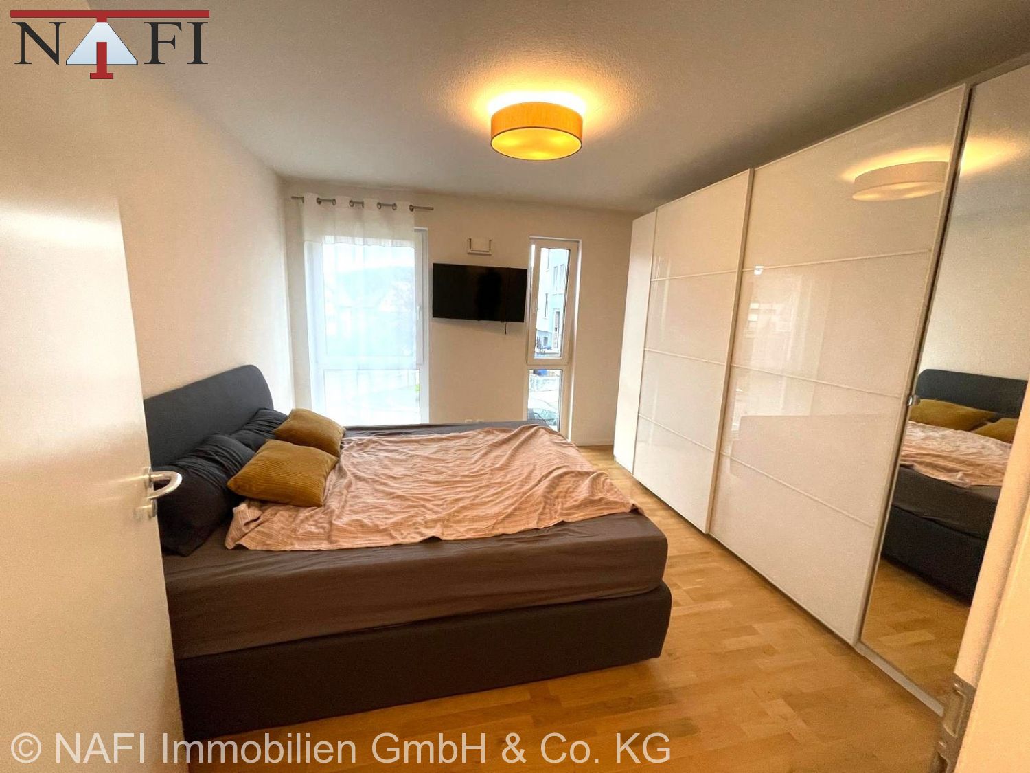 **Exklusive 4-Zimmer-Erdgeschosswohnung mit Garten, Terrasse & TG-Stellplatz in zentraler Lage** - Schlafzimmer (27042)