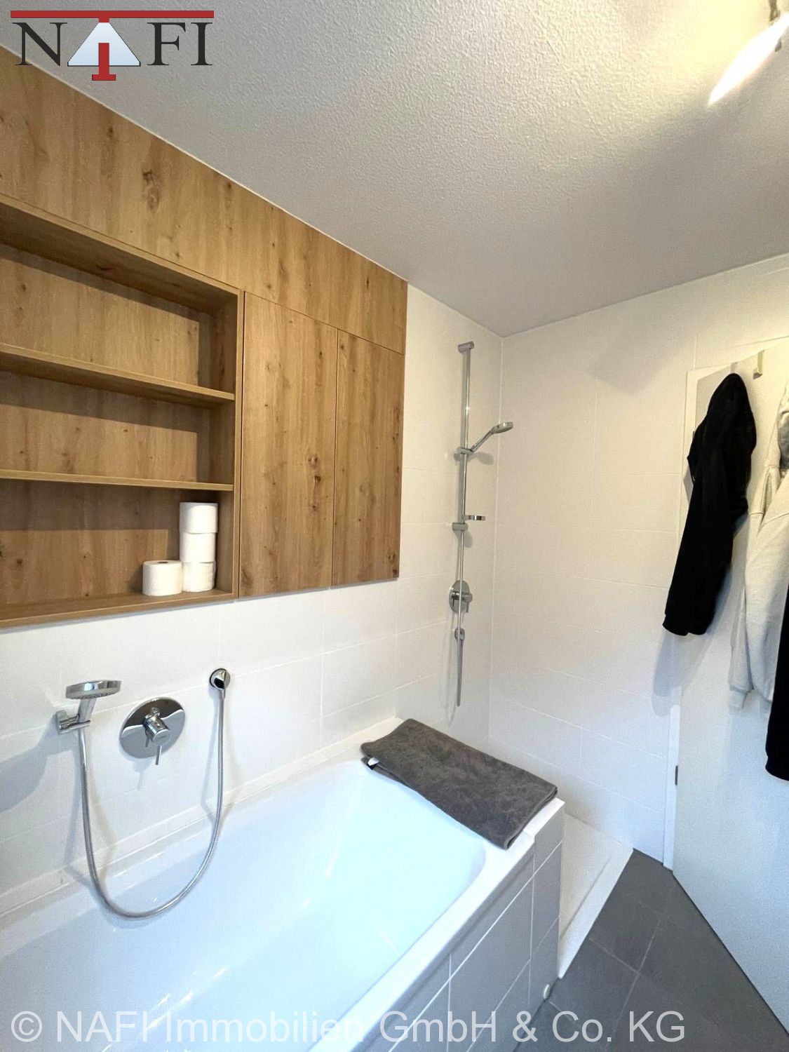 **Exklusive 4-Zimmer-Erdgeschosswohnung mit Garten, Terrasse & TG-Stellplatz in zentraler Lage** - Bad (27044)