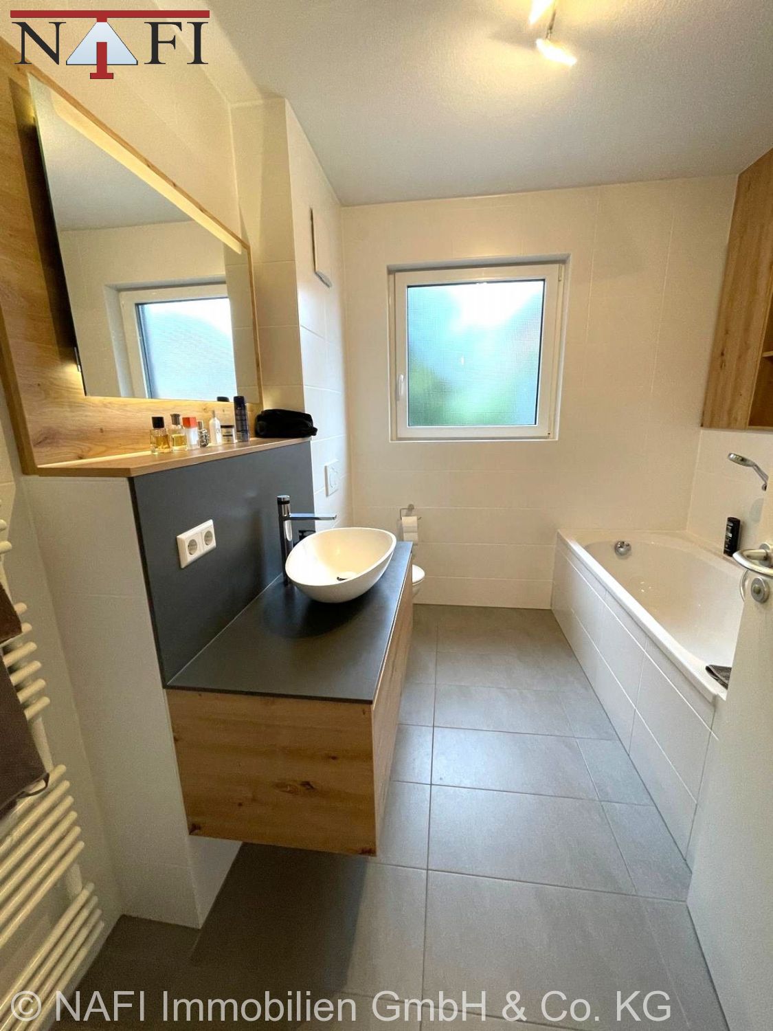 **Exklusive 4-Zimmer-Erdgeschosswohnung mit Garten, Terrasse & TG-Stellplatz in zentraler Lage** - Bad (27045)