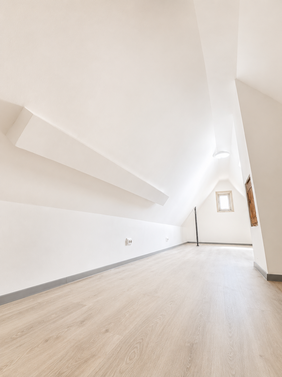 **Charmantes, saniertes Einfamilienhaus in zentraler Lage von Freiberg am Neckar** - Zimmer DG (22340)