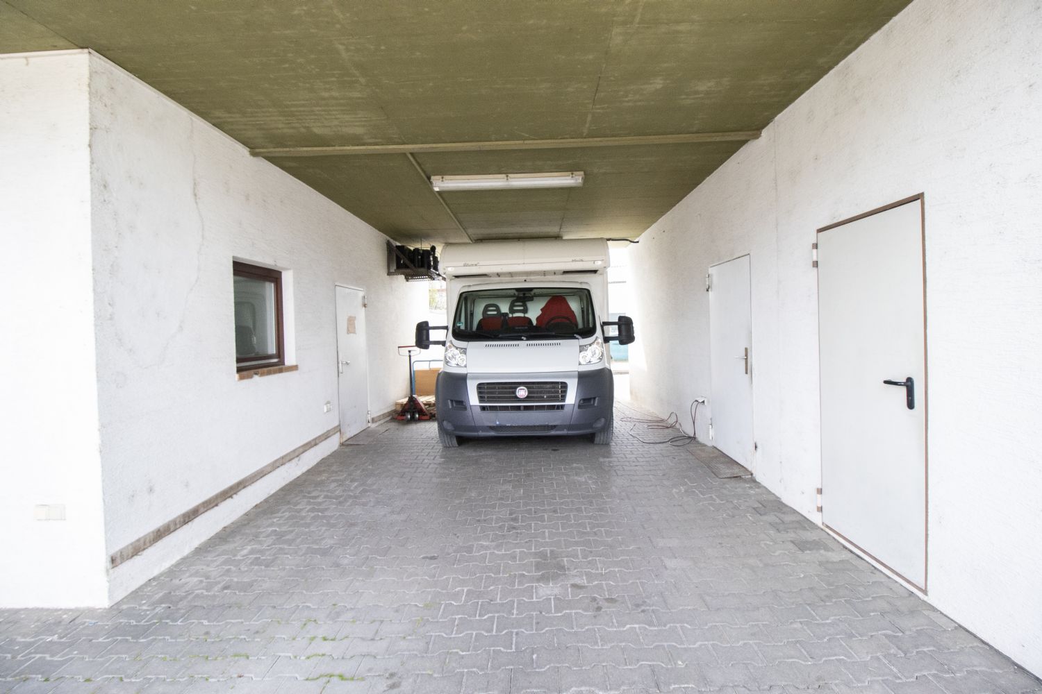 **Wohnen mit Gewerbepotenzial – Großzügiges Einfamilienhaus im Mischgebiett** - Carport (24633)