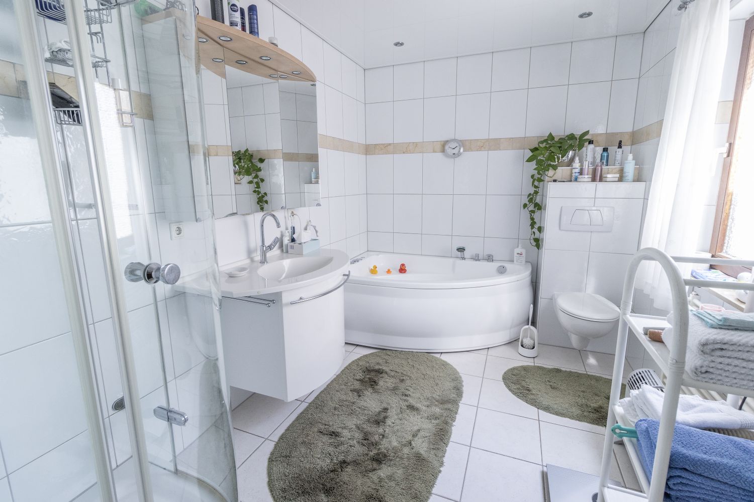 **Wohnen mit Gewerbepotenzial – Großzügiges Einfamilienhaus im Mischgebiett** - Badezimmer EG (24626)