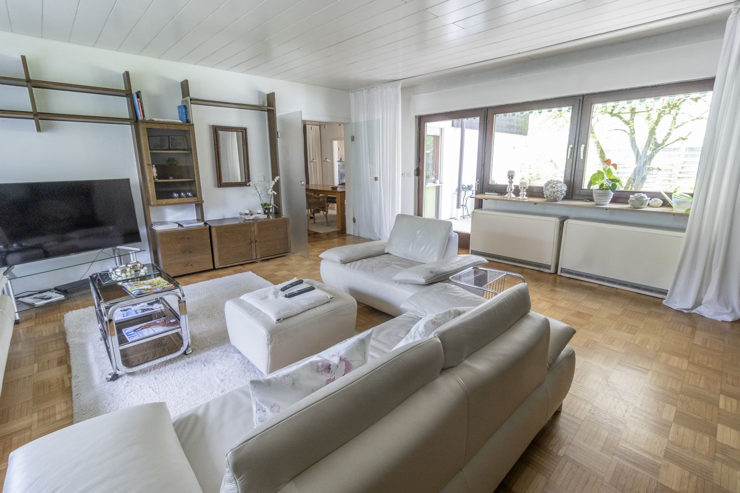 **Wohnen mit Gewerbepotenzial – Großzügiges Einfamilienhaus im Mischgebiett** - Wohnzimmer (24618)