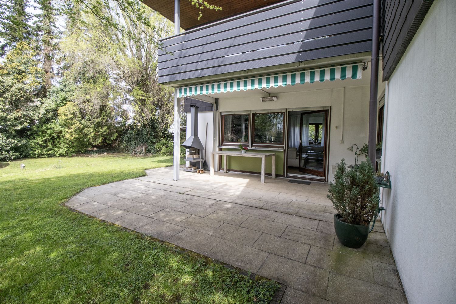 **Wohnen mit Gewerbepotenzial – Großzügiges Einfamilienhaus im Mischgebiett** - Garten und Terasse (24631)