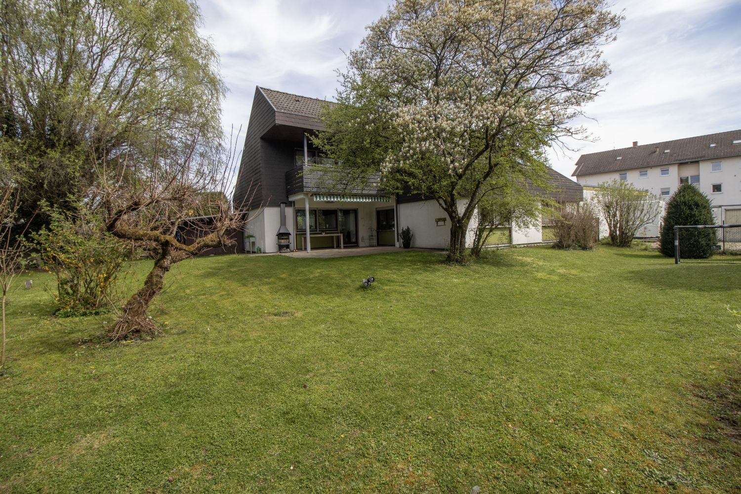 **Wohnen mit Gewerbepotenzial – Großzügiges Einfamilienhaus im Mischgebiett** - Hausansicht West (24615)
