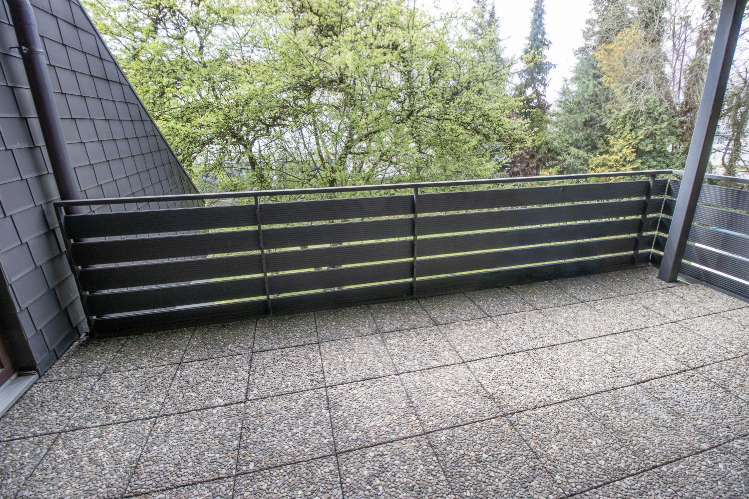 **Wohnen mit Gewerbepotenzial – Großzügiges Einfamilienhaus im Mischgebiett** - Balkon DG (24629)