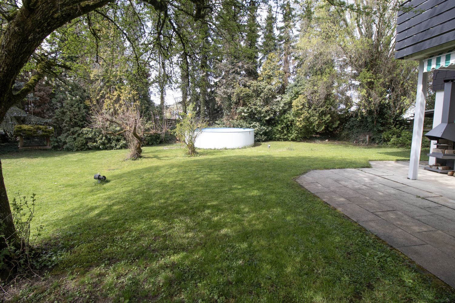 **Wohnen mit Gewerbepotenzial – Großzügiges Einfamilienhaus im Mischgebiett** - Garten (24617)
