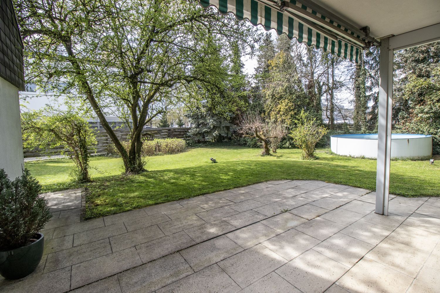 **Wohnen mit Gewerbepotenzial – Großzügiges Einfamilienhaus im Mischgebiett** - Terrasse (24616)