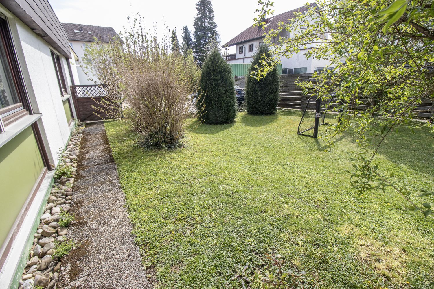 **Wohnen mit Gewerbepotenzial – Großzügiges Einfamilienhaus im Mischgebiett** - Garten (24630)