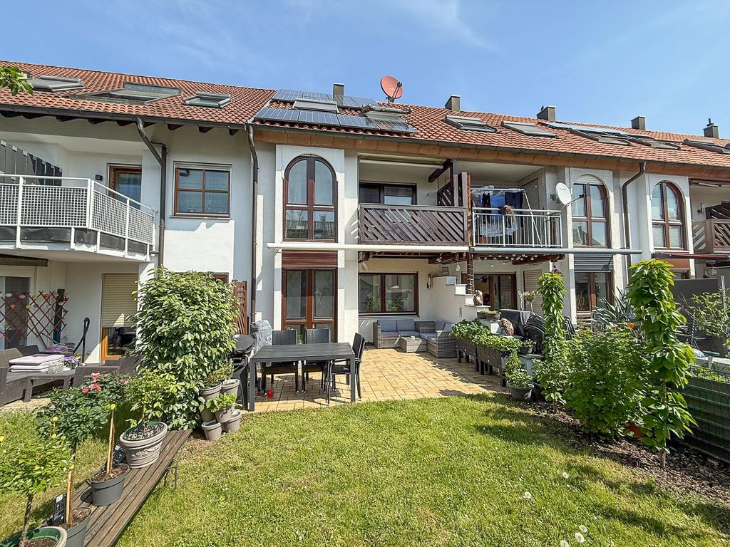 **Modernes RMH mit PV-Anlage mit Speicher & Garagen in TOP Ortsrandlage von Filderstadt-Bernhausen** - Haus von Gartenseite (19305)