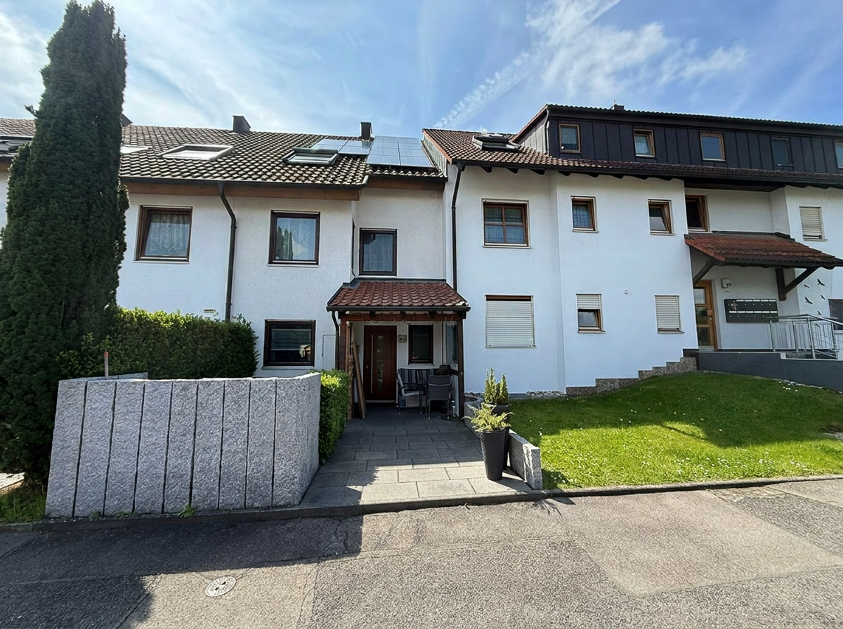**Modernes RMH mit PV-Anlage mit Speicher & Garagen in TOP Ortsrandlage von Filderstadt-Bernhausen** - Frontansicht (19304)