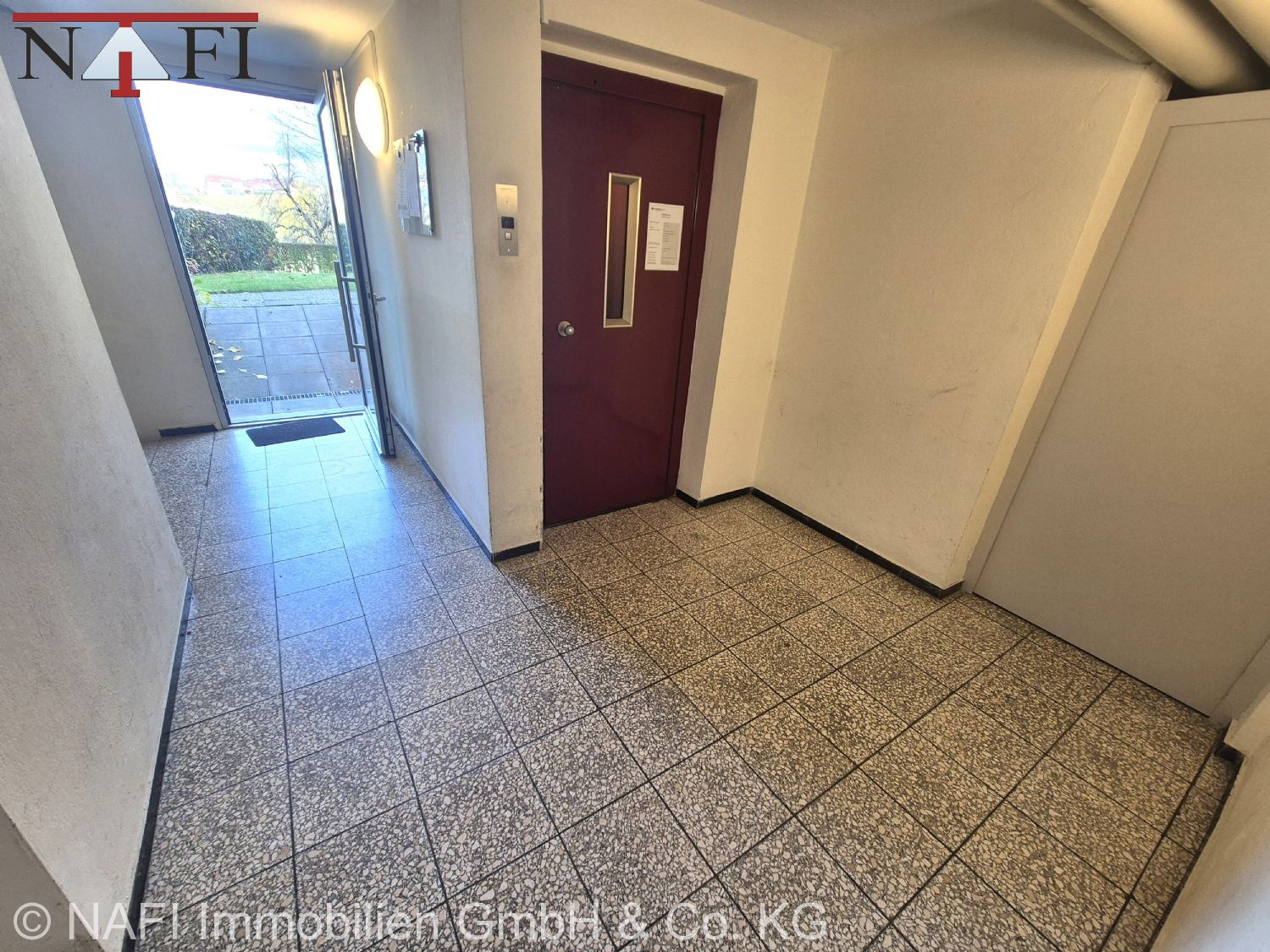 ++Wohnkomfort mit Panorama – Attraktive 2-Zimmer-Wohnung++ - Treppenhaus (18452)