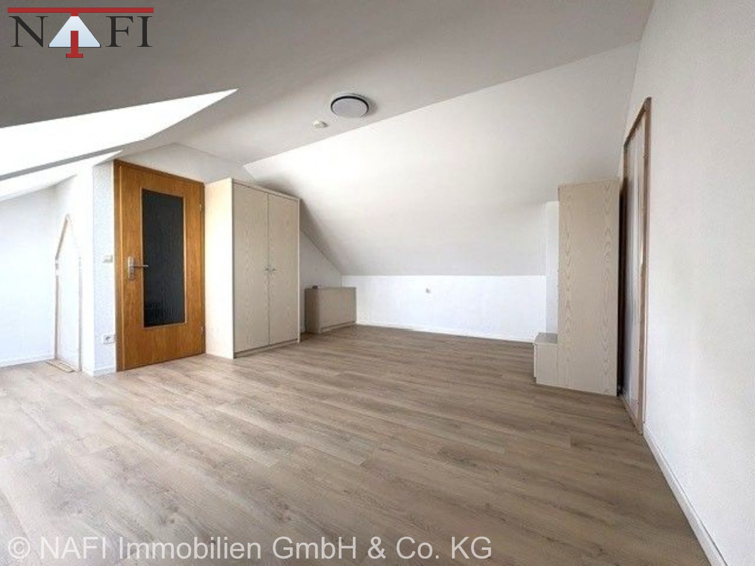 Viel Platz für die Familie: Großzügiges 6-Zimmer-Reihenmittelhaus in zentraler Lage von Geradstetten - Schlafzimmer DG (22238)
