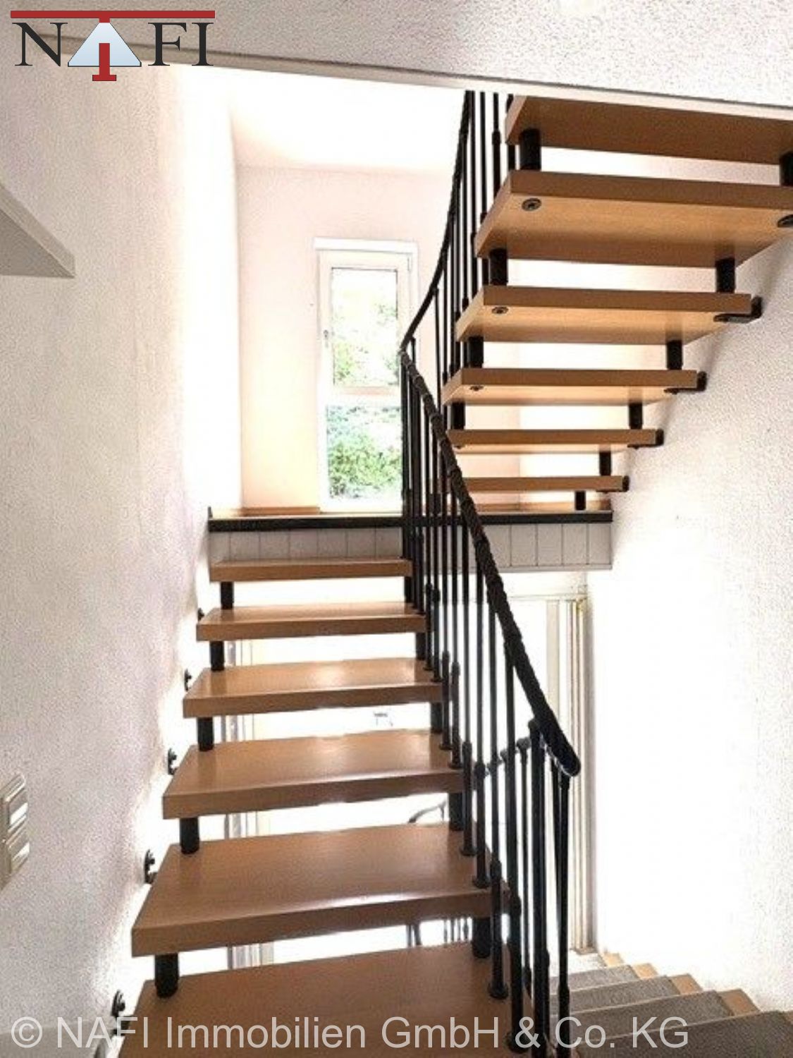 Viel Platz für die Familie: Großzügiges 6-Zimmer-Reihenmittelhaus in zentraler Lage von Geradstetten - Treppe (22235)