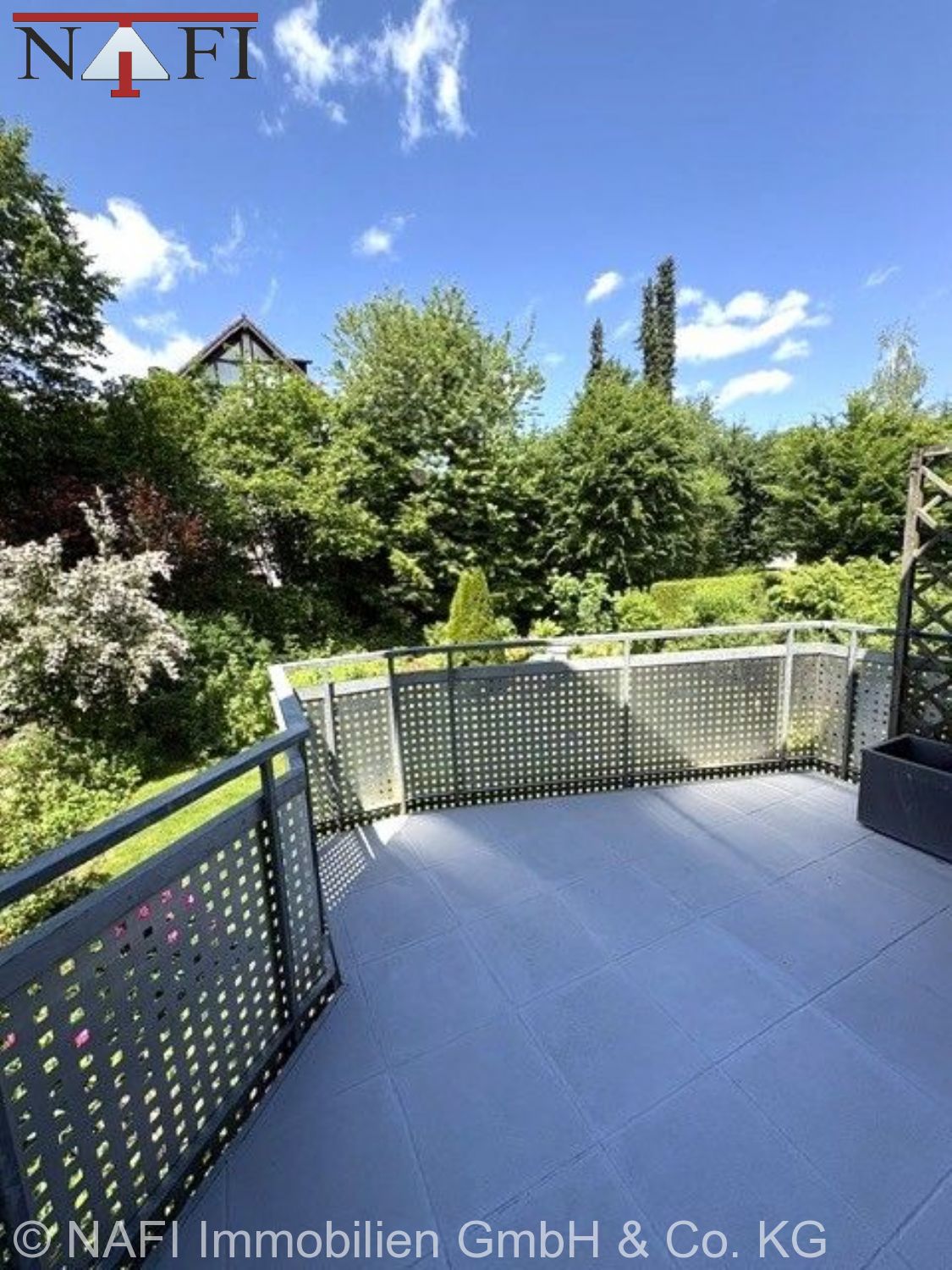 Viel Platz für die Familie: Großzügiges 6-Zimmer-Reihenmittelhaus in zentraler Lage von Geradstetten - Balkon (22239)