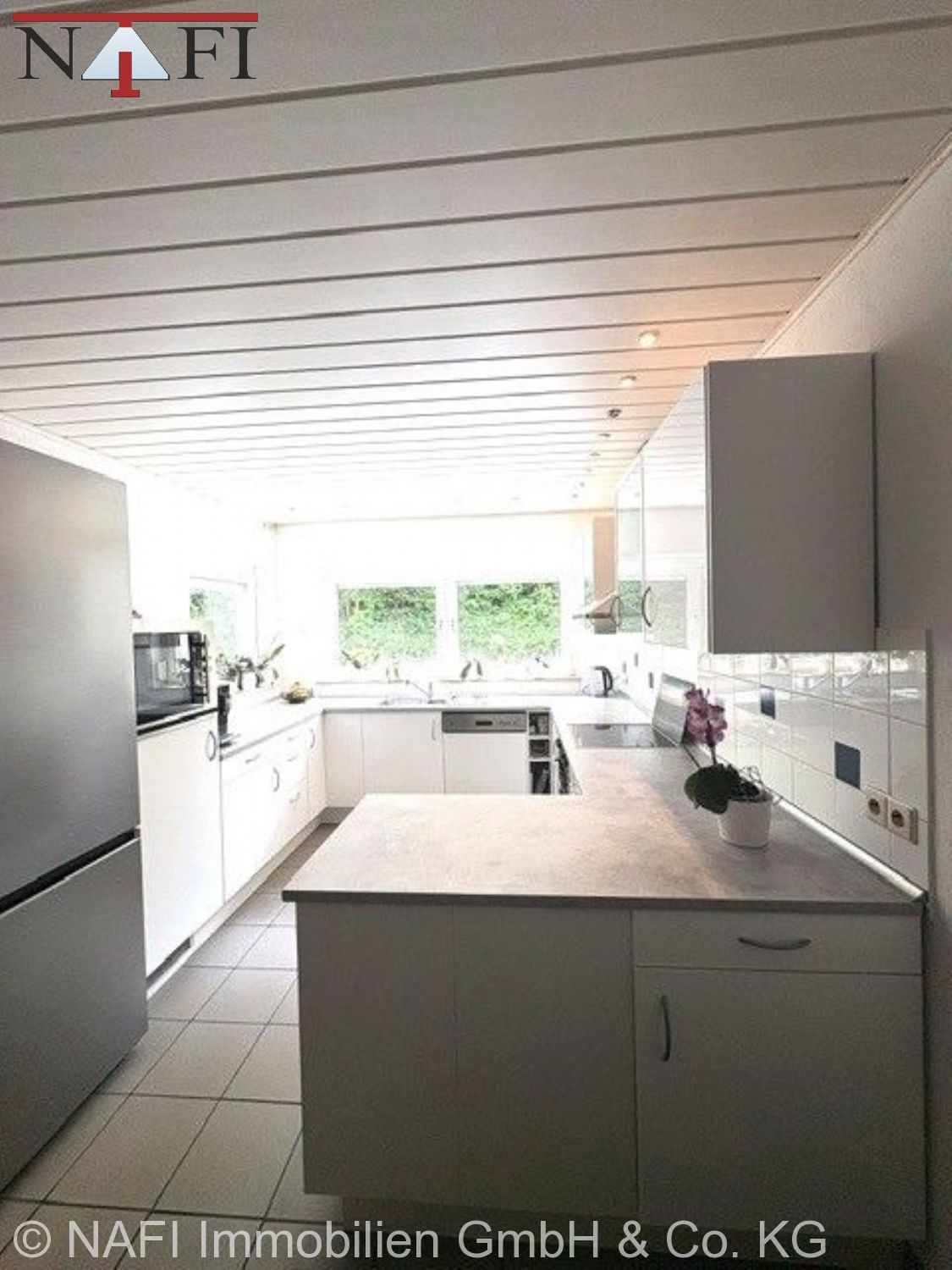 Viel Platz für die Familie: Großzügiges 6-Zimmer-Reihenmittelhaus in zentraler Lage von Geradstetten - Küche (22231)