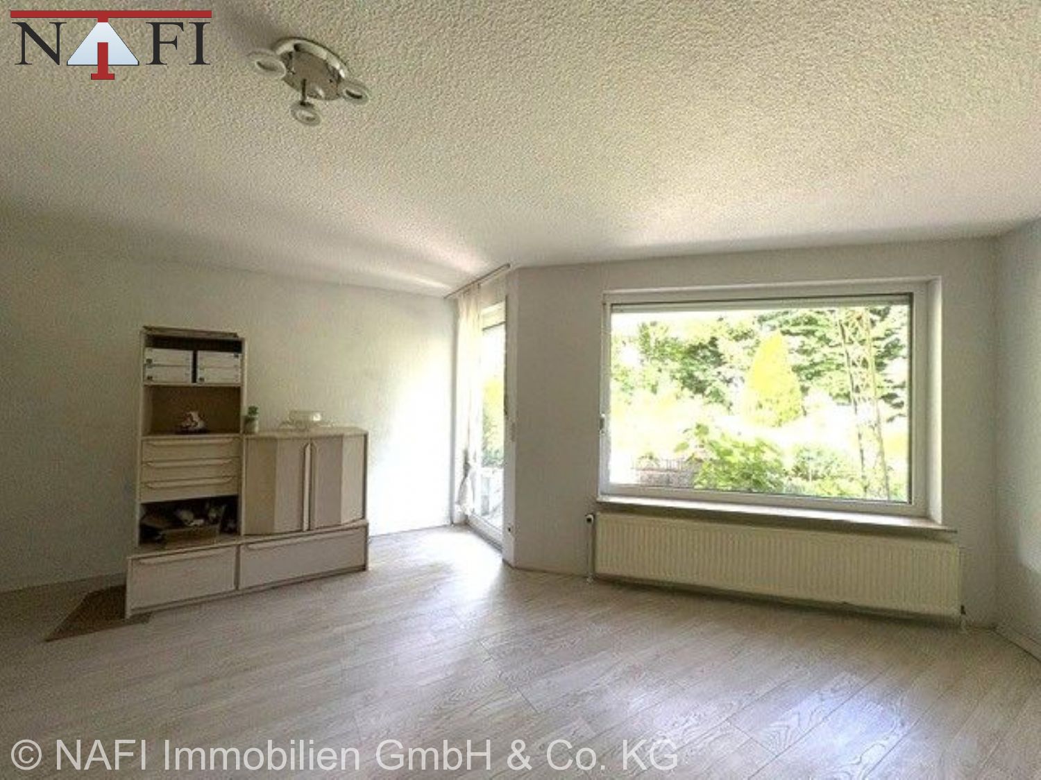 Viel Platz für die Familie: Großzügiges 6-Zimmer-Reihenmittelhaus in zentraler Lage von Geradstetten - Wohnzimmer (22230)