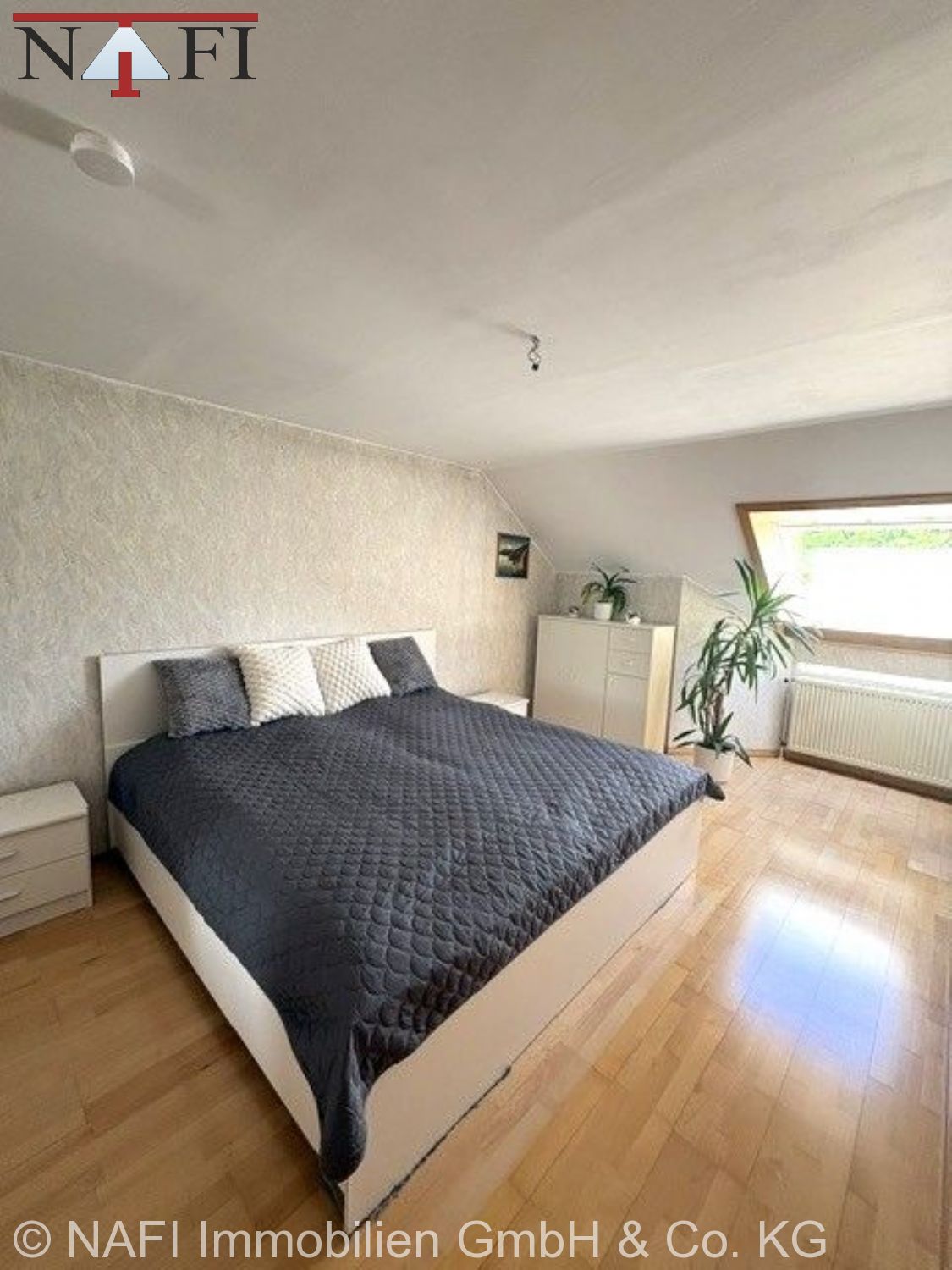 Viel Platz für die Familie: Großzügiges 6-Zimmer-Reihenmittelhaus in zentraler Lage von Geradstetten - Schlafzimmer (22232)