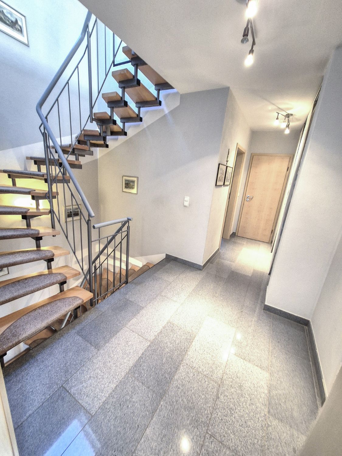 ** Neuwertig und energieeffizient: Modernes Haus mit Doppelgarage ** - Terrasse (22459)