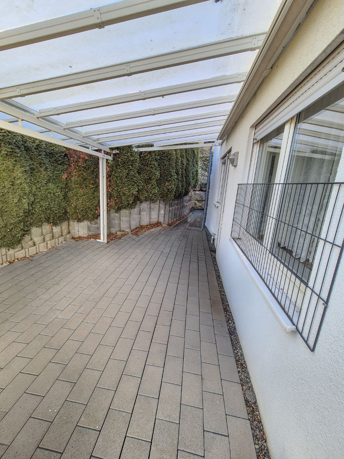 ** Neuwertig und energieeffizient: Modernes Haus mit Doppelgarage ** - Bild (22460)