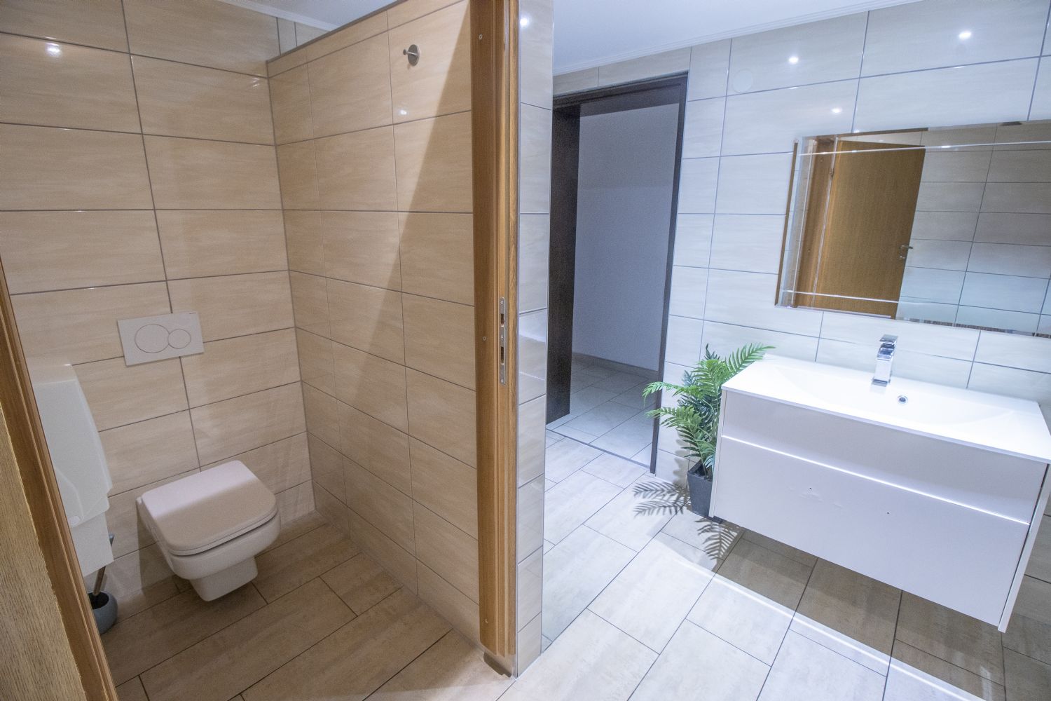 *Top modernes Wohn- und Geschäftshaus in bester Lage* - WC Gewerbe EG (17829)