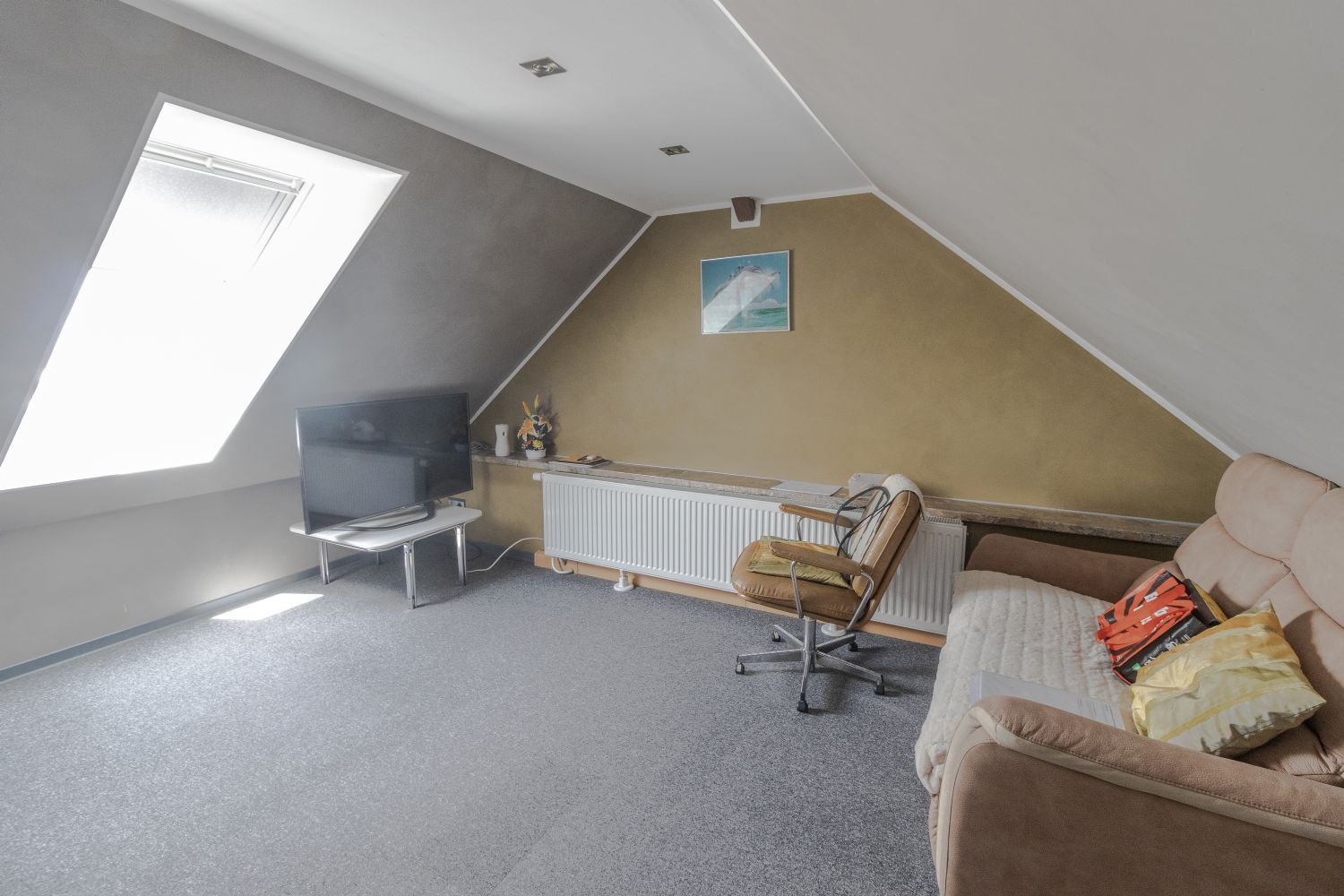 *Top modernes Wohn- und Geschäftshaus in bester Lage* - 2. Zimmer DG (17841)