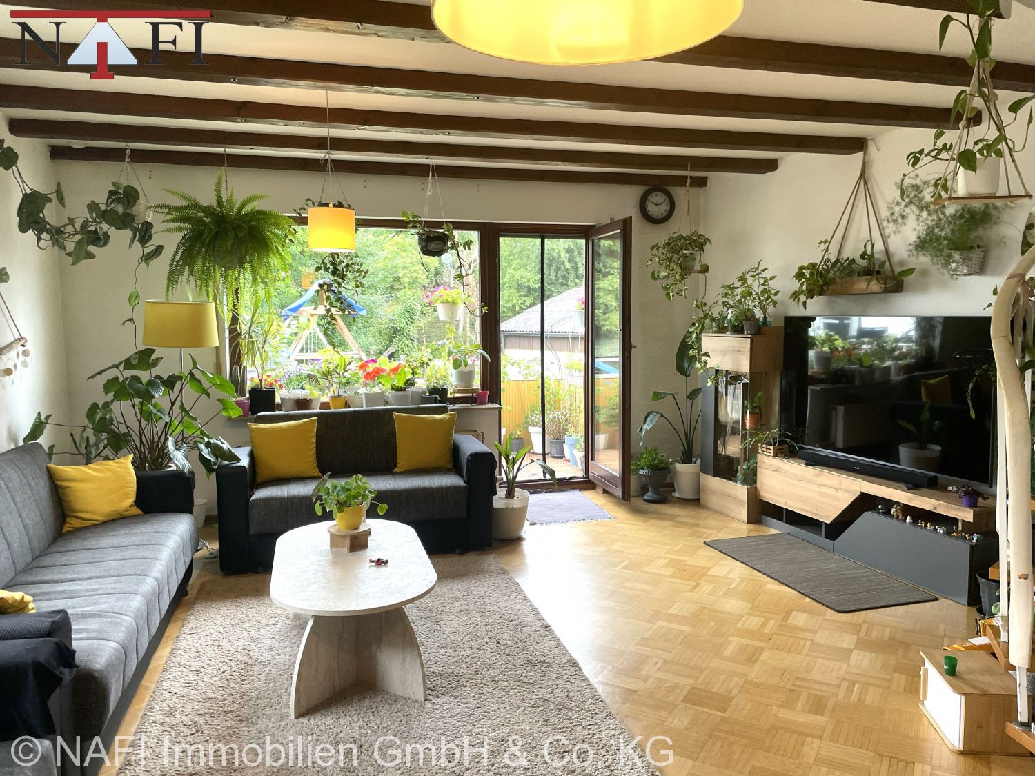 **Großzügige Dachgeschoss-Maisonette mit 108 m² Wohnfläche** - Wohnzimmer (22875)