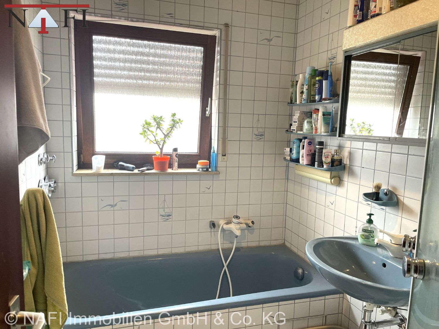 **Großzügige Dachgeschoss-Maisonette mit 108 m² Wohnfläche** - Bad (22880)