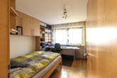 1. Schlafzimmer - *Sonnenverwöhnte 3,5-Zimmer-Erdgeschosswohnung mit Terrasse + Garten*