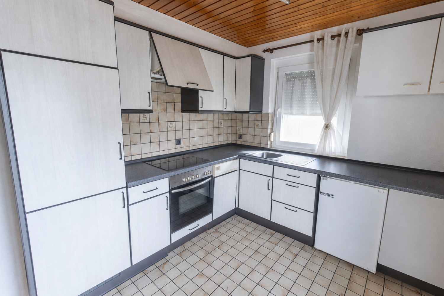 Immobilienperle in bester Lage: Mehrfamilienhaus mit riesigem Grundstück und 3 Garagen - Küche EG (23404)