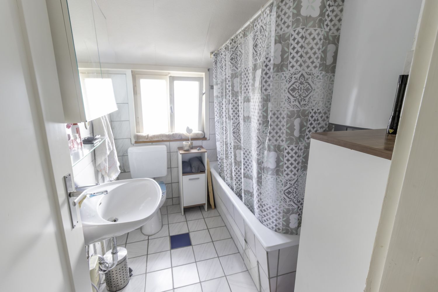 Immobilienperle in bester Lage: Mehrfamilienhaus mit riesigem Grundstück und 3 Garagen - Bad DG (23413)