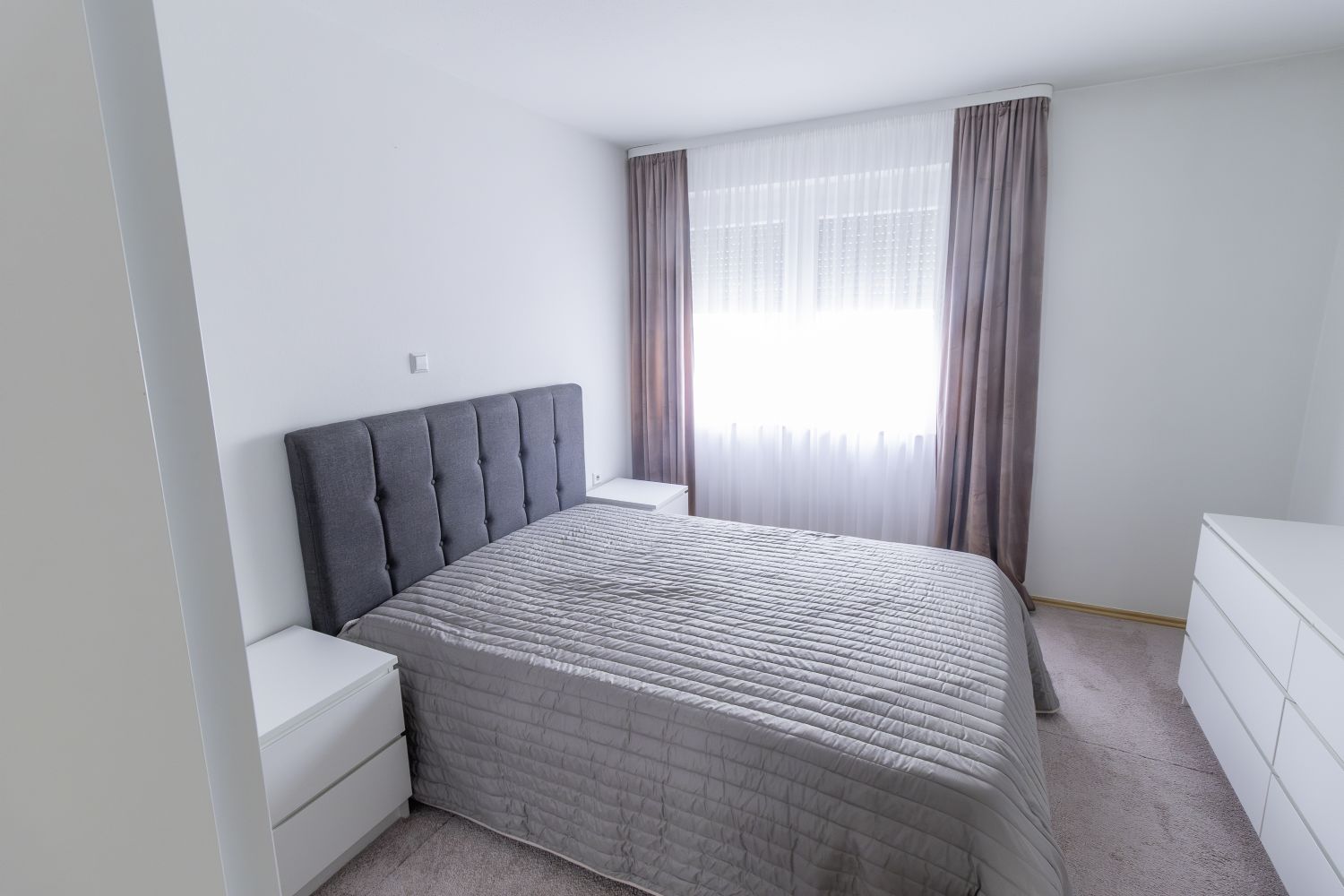 Immobilienperle in bester Lage: Mehrfamilienhaus mit riesigem Grundstück und 3 Garagen - Schlafzimmer OG (23407)