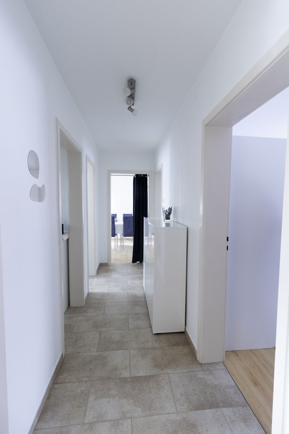 Immobilienperle in bester Lage: Mehrfamilienhaus mit riesigem Grundstück und 3 Garagen - Flur OG (23408)