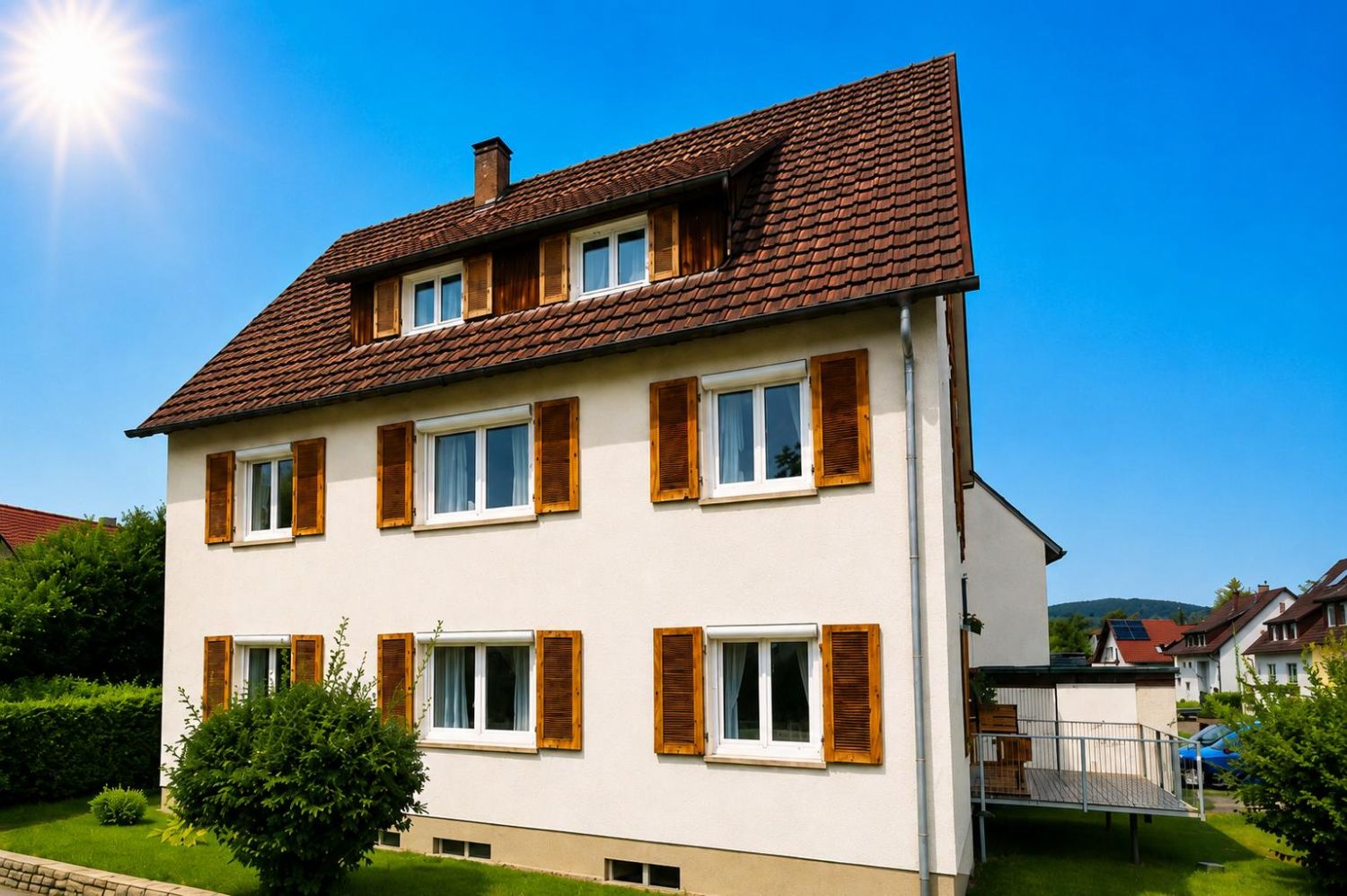 Immobilienperle in bester Lage: Mehrfamilienhaus mit riesigem Grundstück und 3 Garagen - Hausansicht (23402)