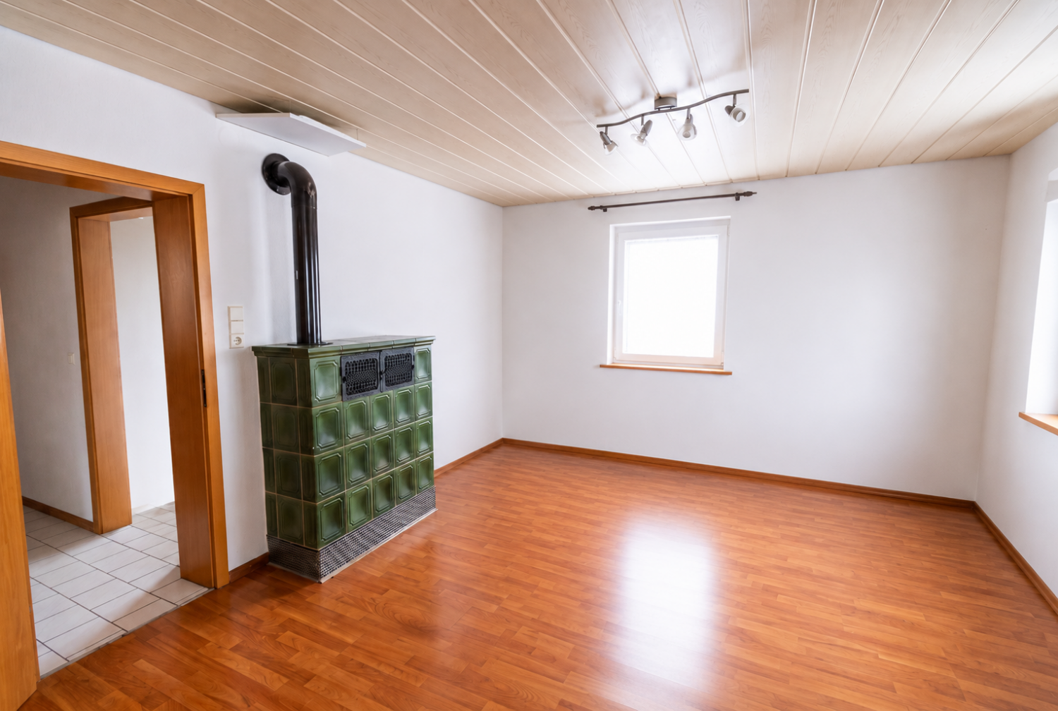 Immobilienperle in bester Lage: Mehrfamilienhaus mit riesigem Grundstück und 3 Garagen - Wohnzimmer EG (23403)