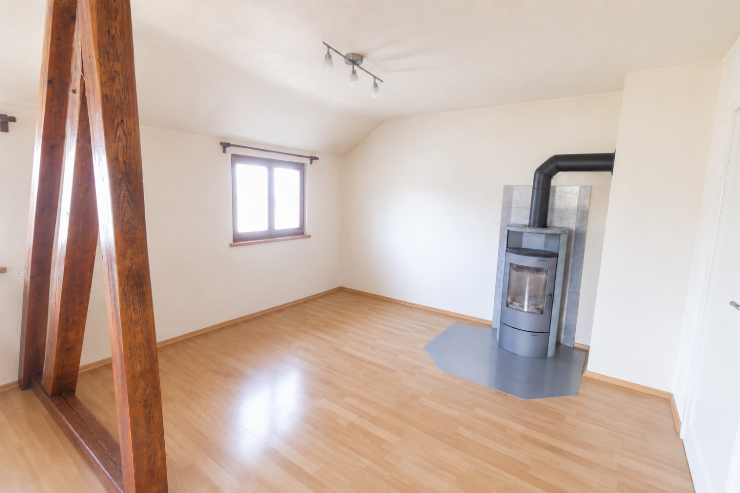 Immobilienperle in bester Lage: Mehrfamilienhaus mit riesigem Grundstück und 3 Garagen - Wohnzimmer DG (23410)