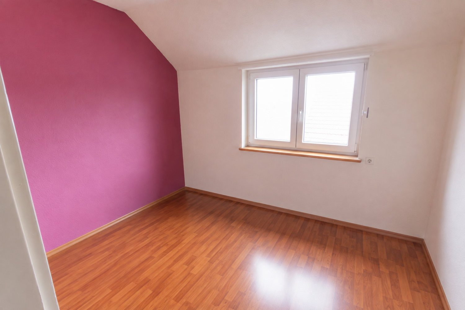 Immobilienperle in bester Lage: Mehrfamilienhaus mit riesigem Grundstück und 3 Garagen - Schlafzimmer DG (23411)