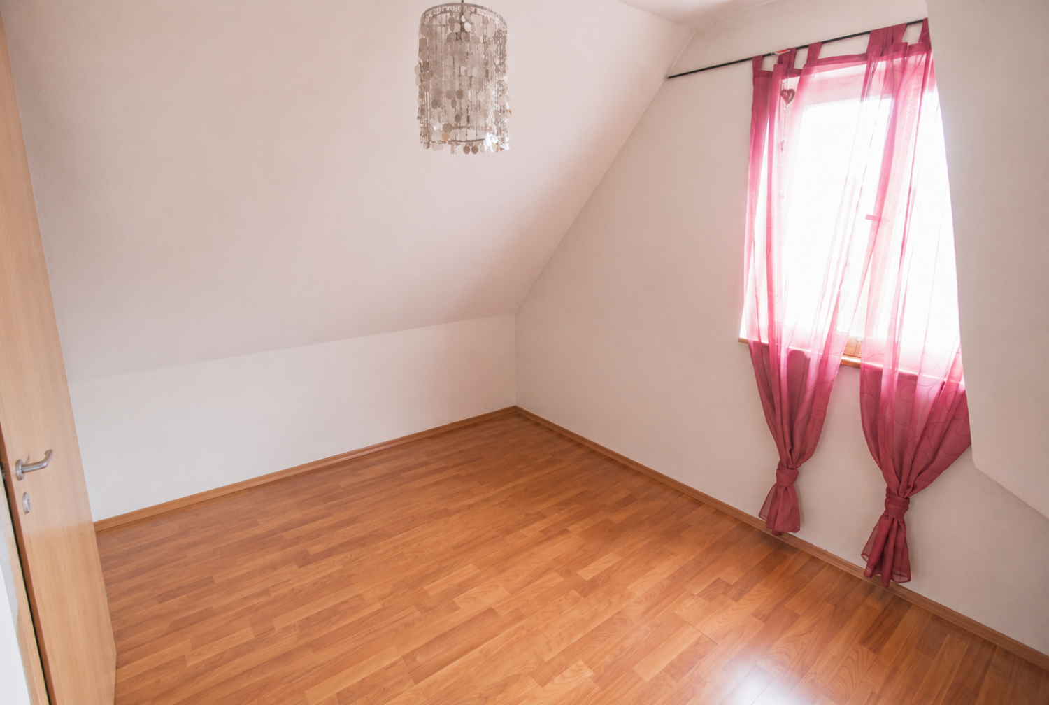 Immobilienperle in bester Lage: Mehrfamilienhaus mit riesigem Grundstück und 3 Garagen - Kinderzimmer DG (23412)