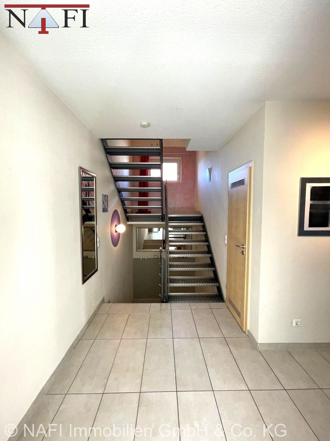 ** Passivhaus mit Schwimmteich, Photovoltaik und hochwertiger Ausstattung ** - Treppe (24892)