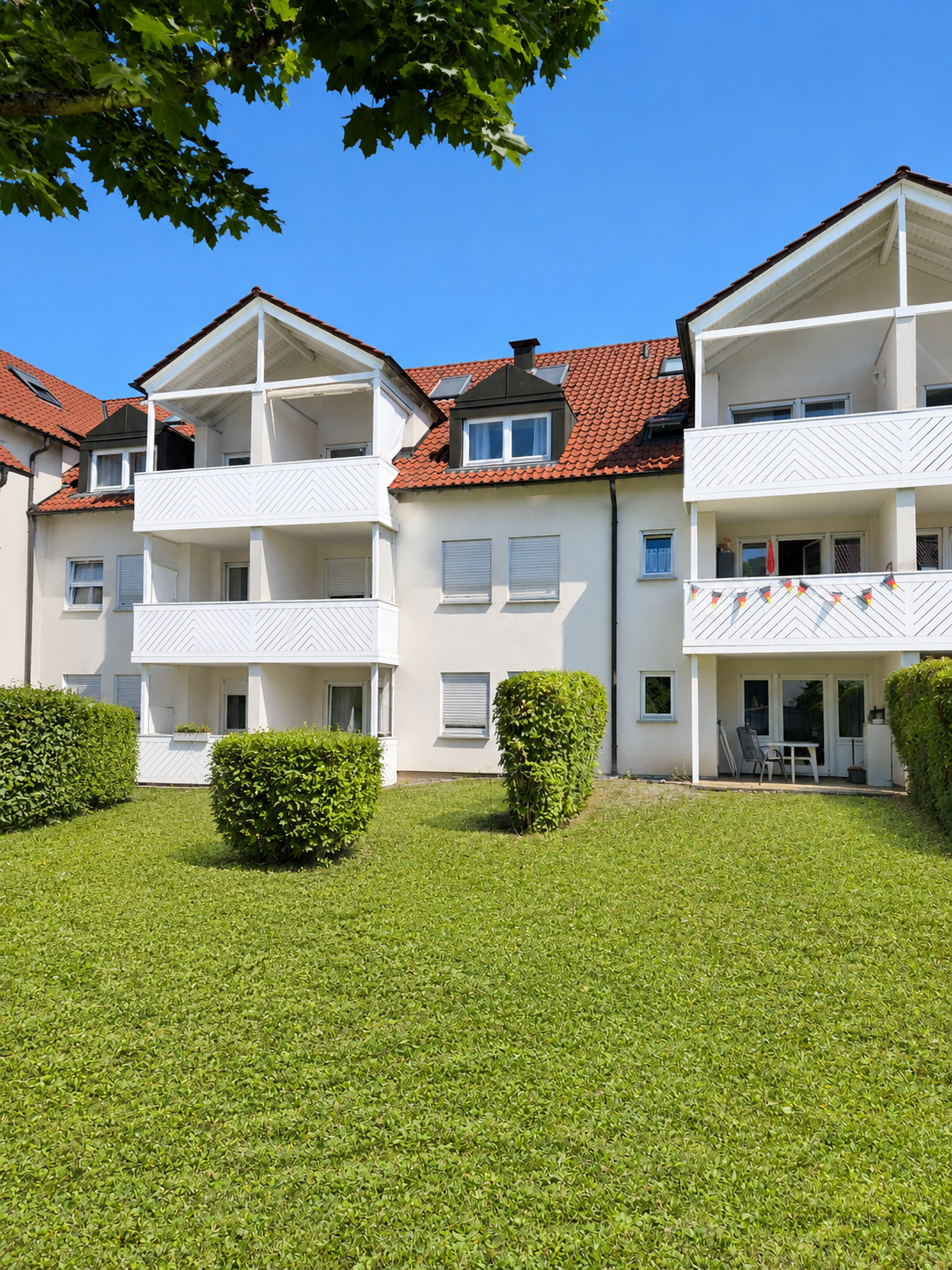 Charmante Galeriewohnung mit Wohlfühlcharakter und Blick ins Grüne - Hausansicht Südseite (22297)