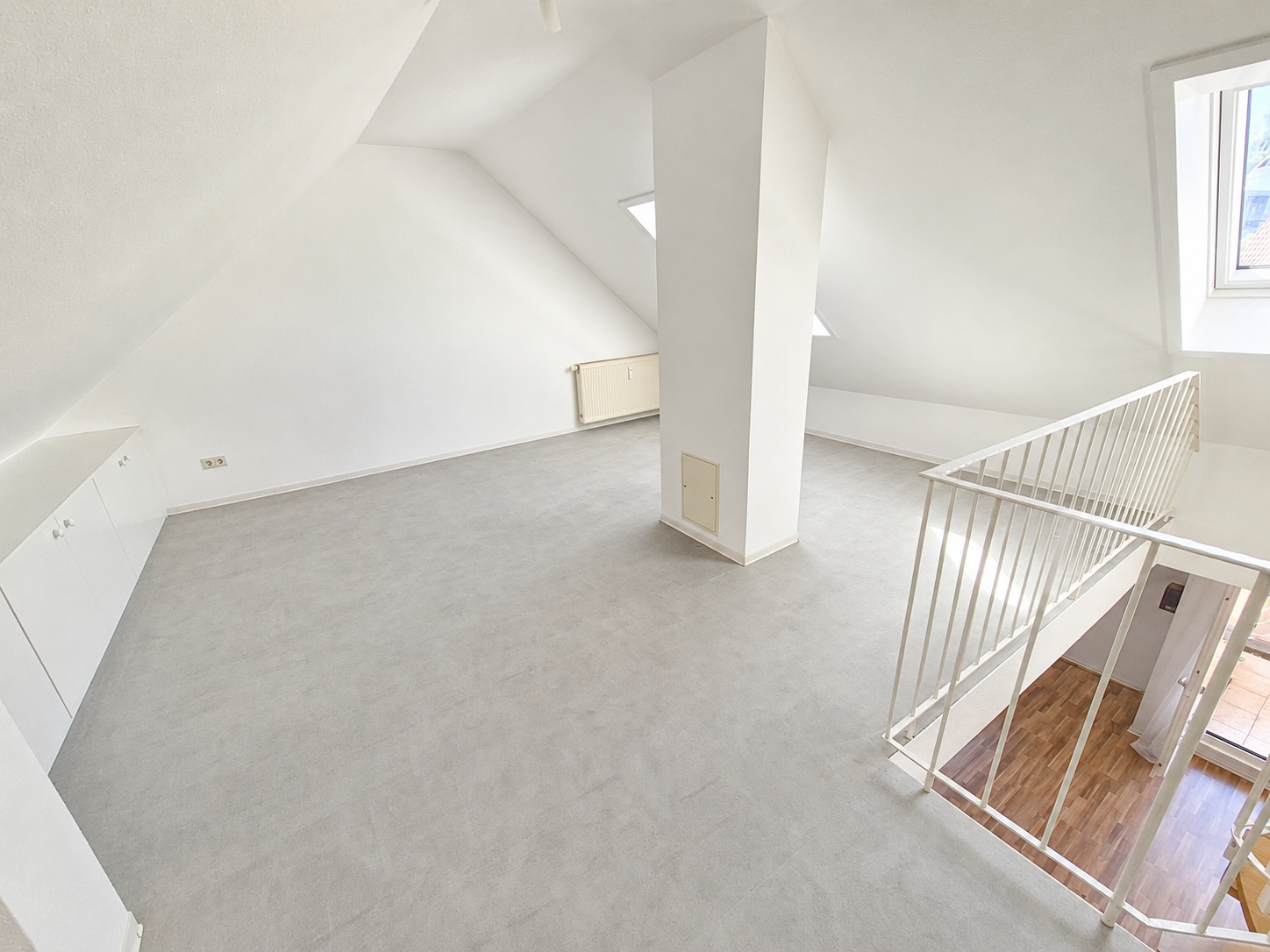 Charmante Galeriewohnung mit Wohlfühlcharakter und Blick ins Grüne - Galerie (22295)