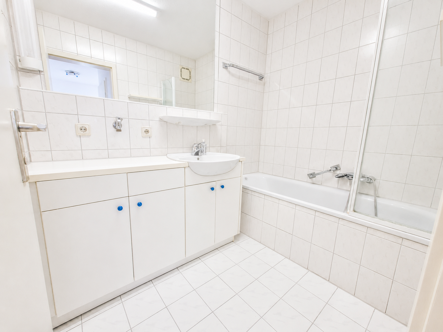 Charmante Galeriewohnung mit Wohlfühlcharakter und Blick ins Grüne - Badezimmer (22293)