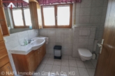 Badezimmer EG - **Wohnen am Ortsrand – Einfamilienhaus mit viel Platz und Doppelgarage**
