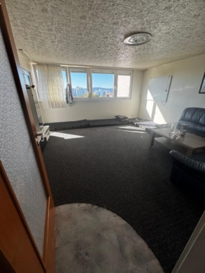 Wohnzimmer mit großem Fenster & Ausblick - 5-Zimmer-Wohnung mit Balkon, Aufzug und Tiefgarage in Waiblingen