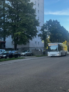 Straßenansicht mit Bushaltestelle vor dem Haus - 5-Zimmer-Wohnung mit Balkon, Aufzug und Tiefgarage in Waiblingen
