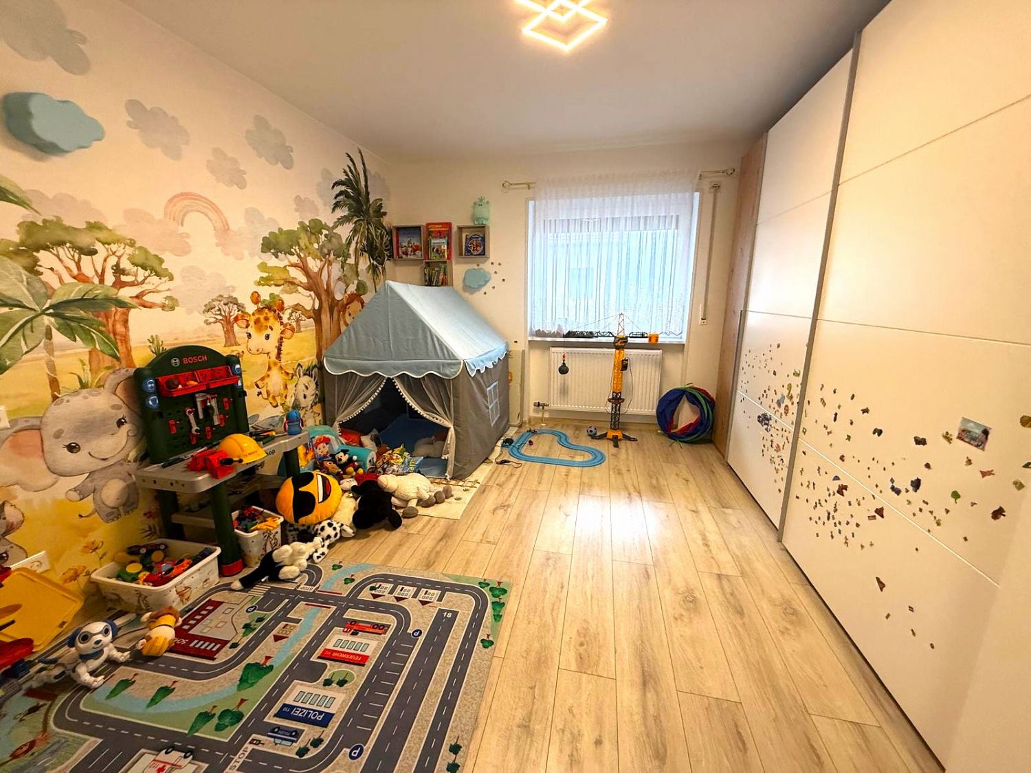 *Wohnungspaket in begehrter Ortsrandlage – Zwei hochwertig sanierte Wohnungen mit Garten* - Kinderzimmer OG (15187)