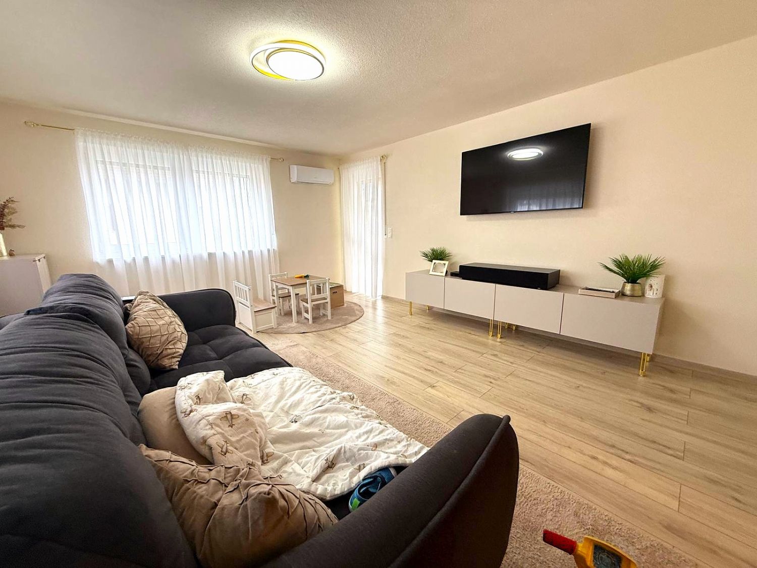 *Wohnungspaket in begehrter Ortsrandlage – Zwei hochwertig sanierte Wohnungen mit Garten* - Wohnzimmer OG (15182)