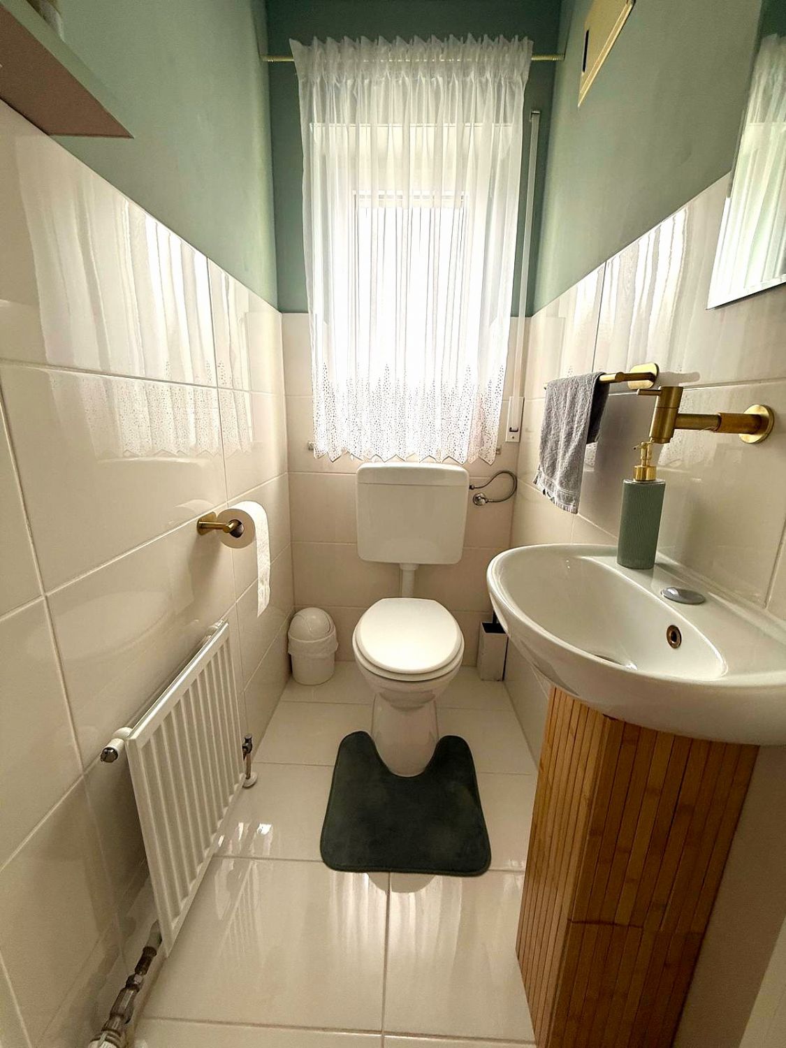 *Wohnungspaket in begehrter Ortsrandlage – Zwei hochwertig sanierte Wohnungen mit Garten* - WC OG (15185)