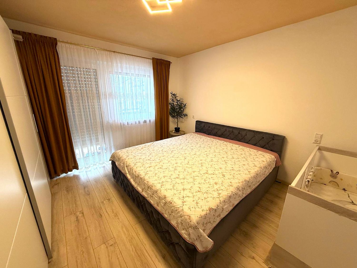 *Wohnungspaket in begehrter Ortsrandlage – Zwei hochwertig sanierte Wohnungen mit Garten* - Schlafzimmer OG (15186)