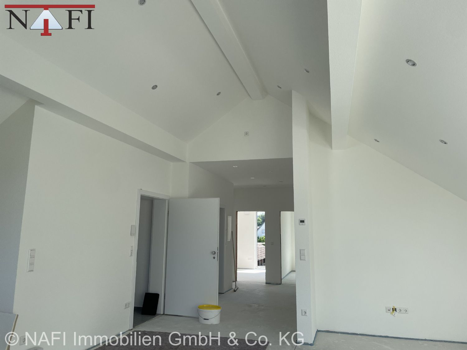 **4-Zimmer-Dachgeschosswohnung im Neubau – Modernes Wohnen in Lorch** - Flur und Wohnbereich (24932)